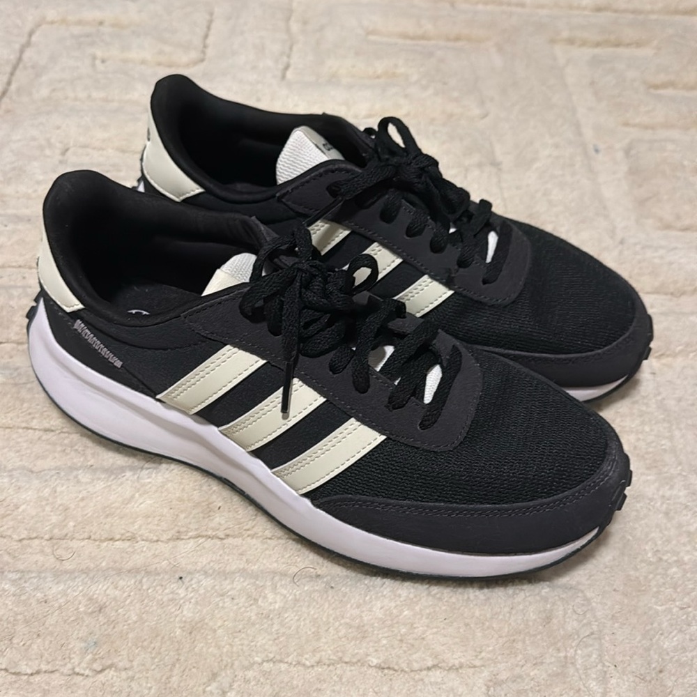 Adidas Sneakers 6.5 WORN ONLY IN HOUSE to try on